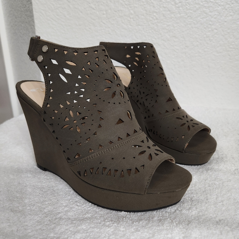 Marc Fisher Weekend Wedge Sandals Size 7.5 in Greenish Brown